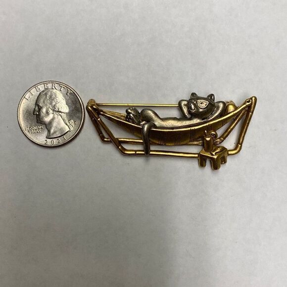 Danecraft vintage cat in hammock 2 toned brooch pin - Picture 1 of 7
